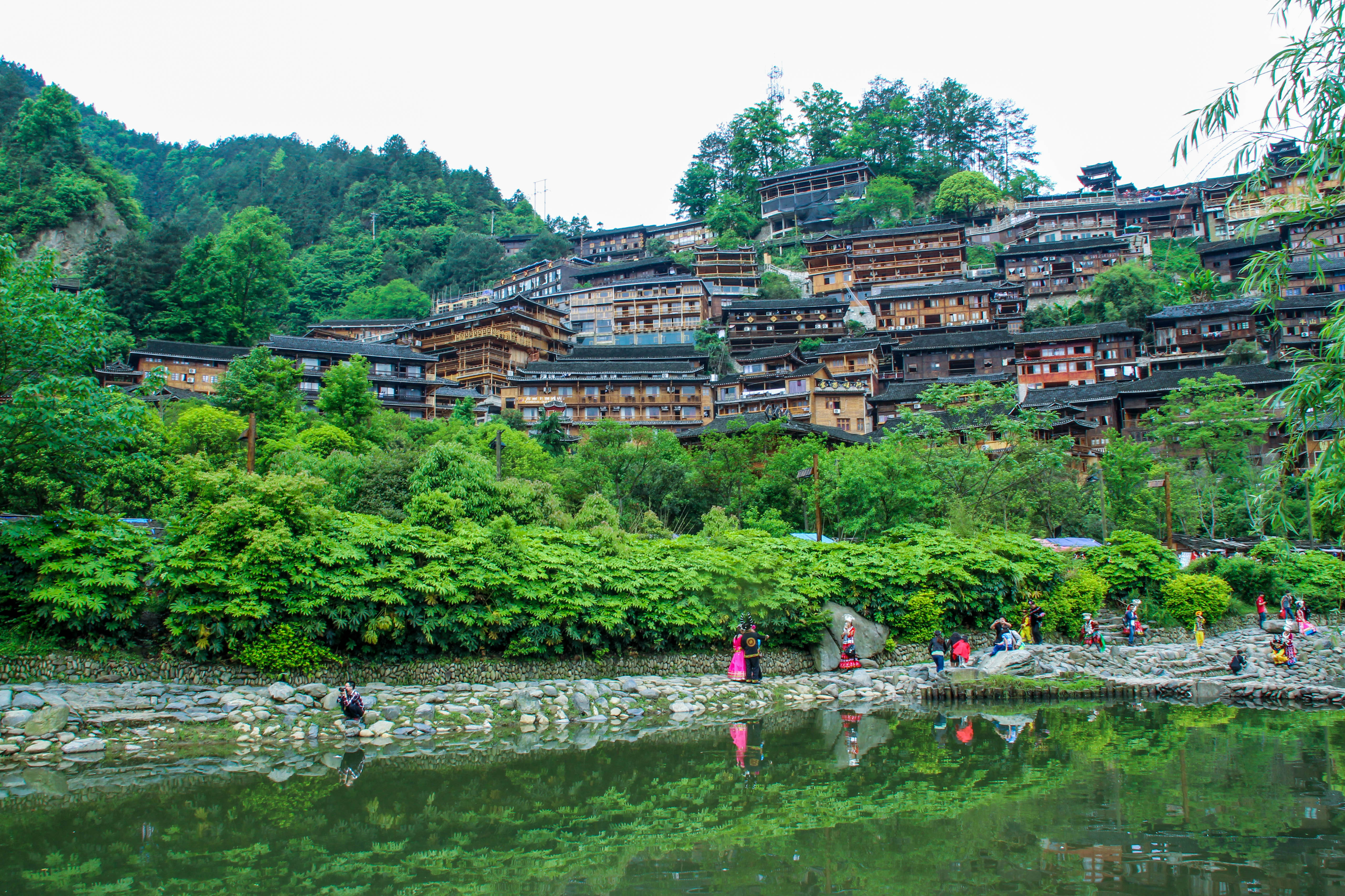 彳亍千户苗寨,看苗家绣服,听苗家大歌,享受苗族文化