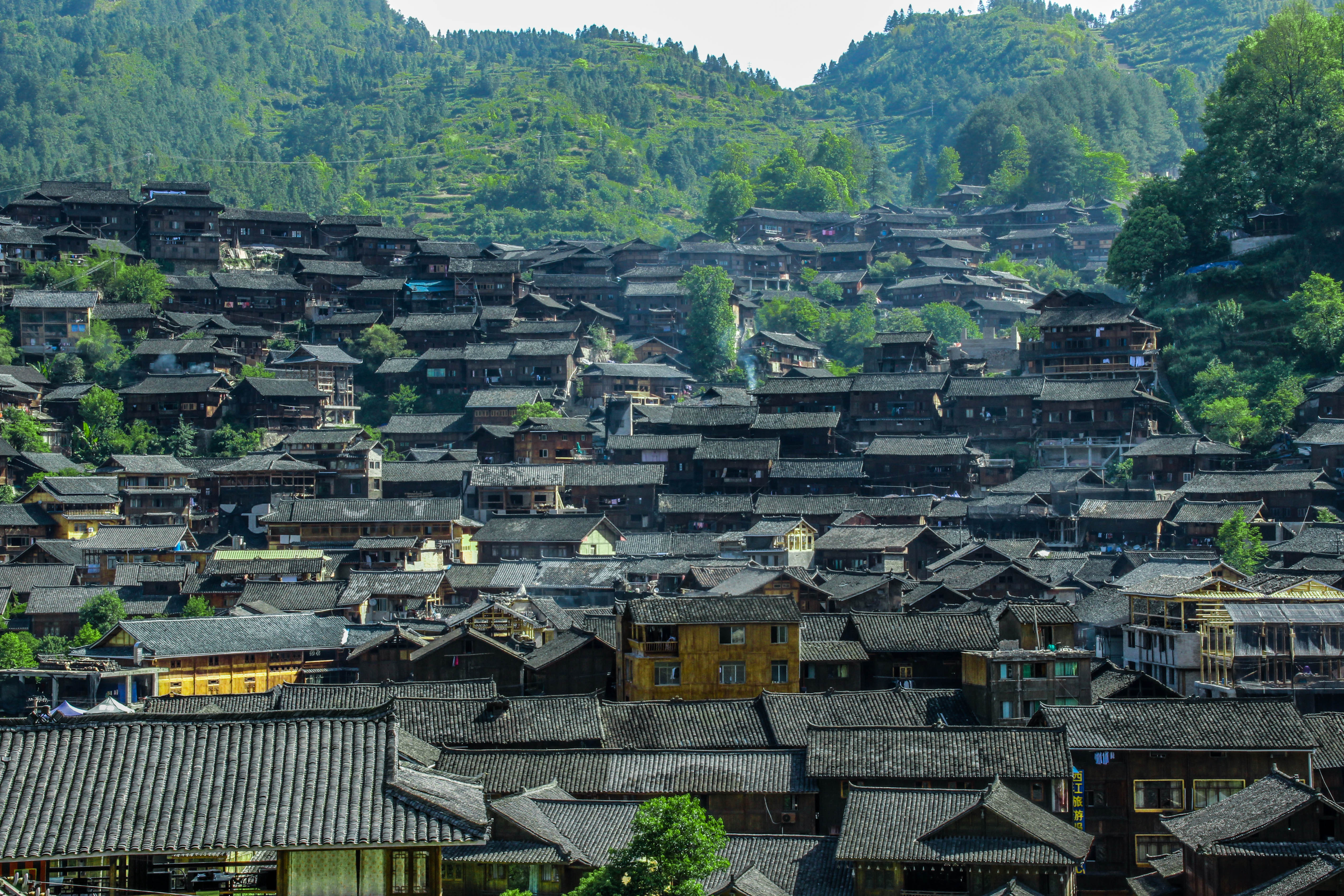 彳亍千户苗寨,看苗家绣服,听苗家大歌,享受苗族文化